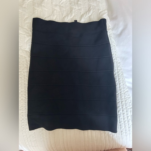 Perfect condition black bcbg bandage skirt - Picture 2 of 3